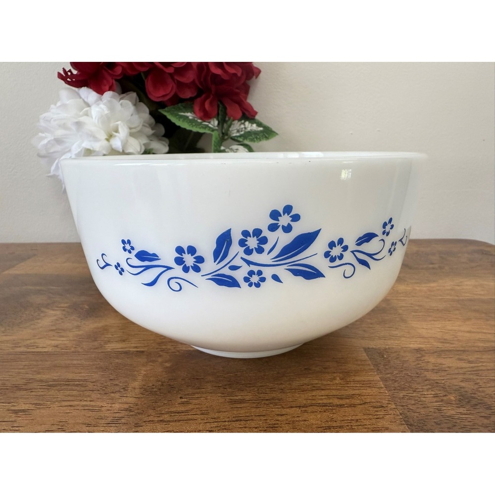 Federal‎ Glass Blue Daisy Mixing Bowl Vintage Milk Glass 80 oz